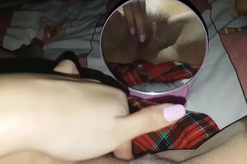 Молодая тинка с волосатым лобком дрочит пизду в домашнем порно онлайн